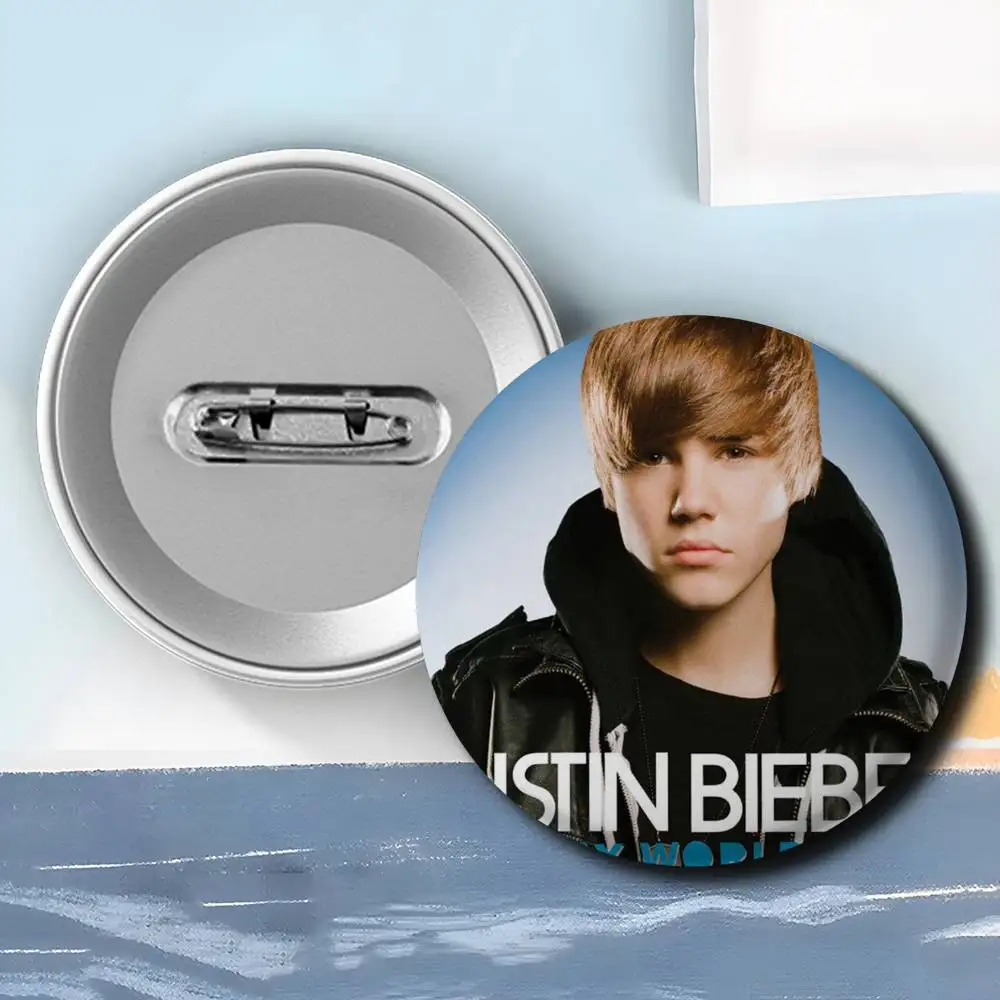 J-Justin B-Bieber شارات المغني شارة رائعة مستديرة دبابيس الإبداعية للملابس قبعة ظهره هدية اكسسوارات