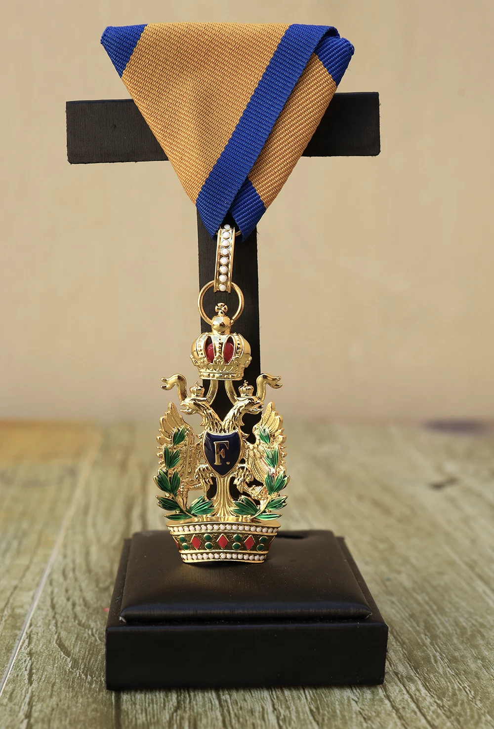 

Order of the Iron Crown Knight II Class with War Decoration replica,made with brass,featuring sha Replica Metal Badge Collection