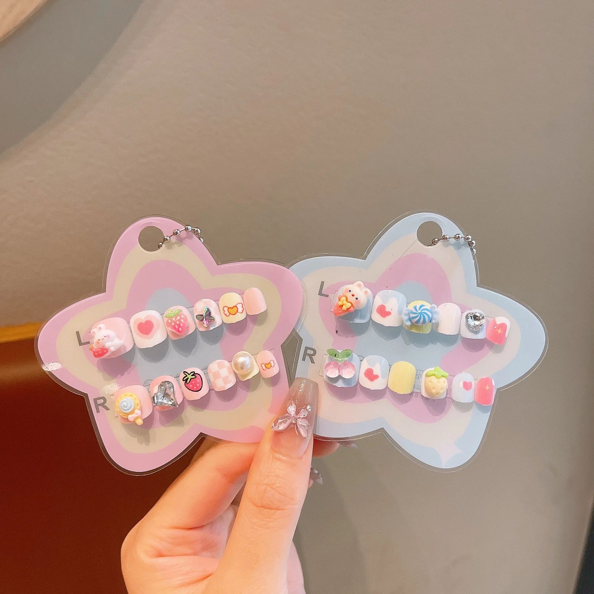 12 Stück Kinder-Nägel mit niedlichem Blumen- und Erdbeerhasen-Motiv, zum Aufdrücken, für 4–10 Jahre, abnehmbare Nagelaufkleber, künstliche Nägel, Mädchen-Geburtstagsgeschenke – Detail 10