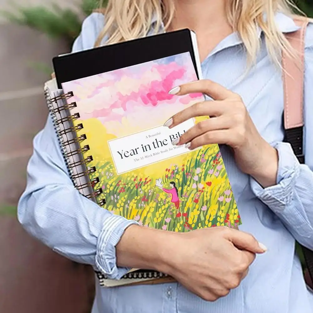 หนังสือใหม่ปีที่สวยงามในพระคัมภีร์: การศึกษาพระคัมภีร์ 52 สัปดาห์สําหรับผู้หญิง คู่มือการศึกษาพระคัมภีร์ของผู้หญิงพร้อมของขวัญการอ่านคําแนะนํา