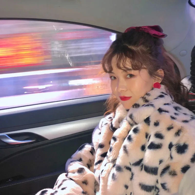 Versión coreana 2025 invierno nuevo artículo piel de imitación abrigo de piel con estampado de leopardo abrigo integrado de piel ropa de mujer de estilo fresco