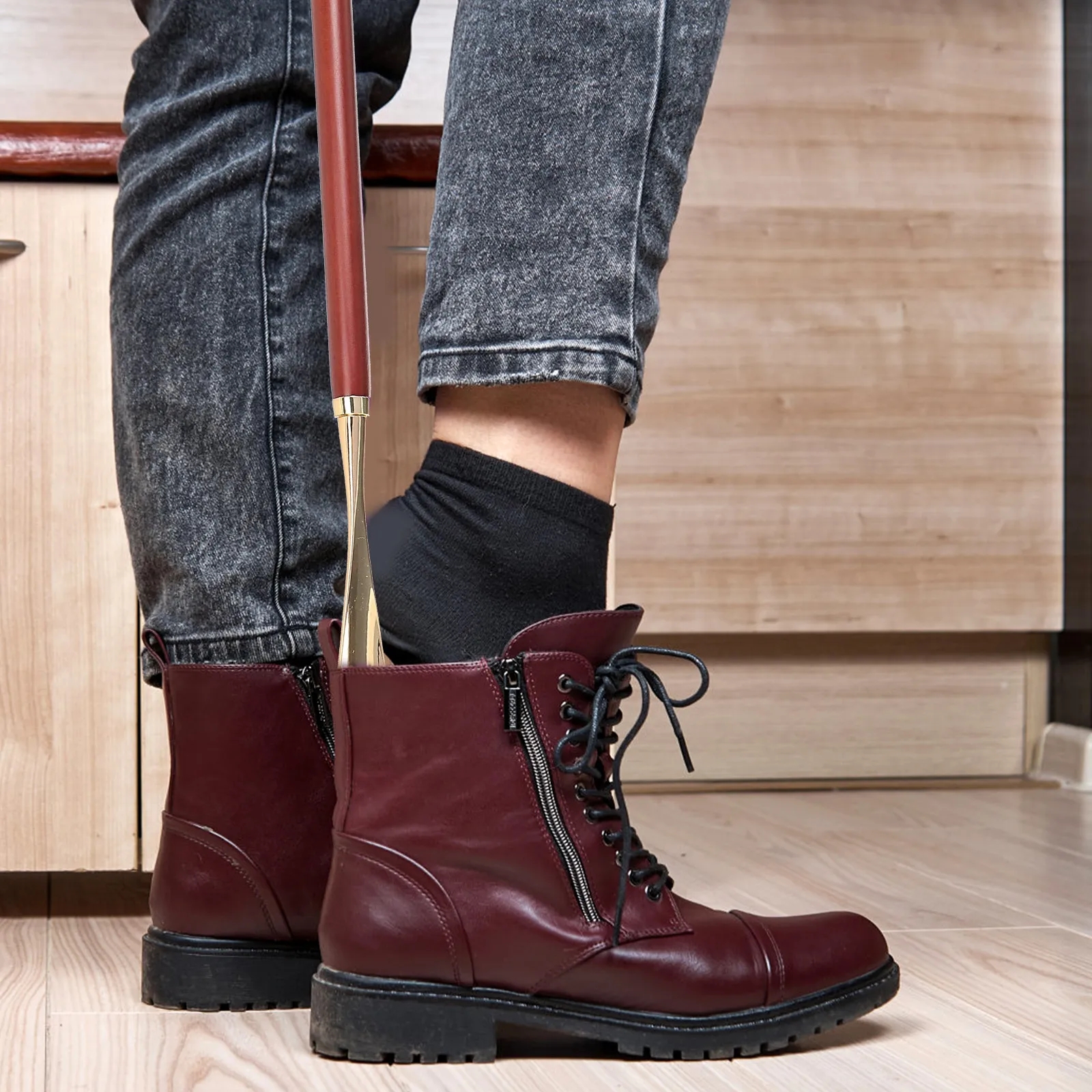 

Длинная ложка для обуви с деревянной ручкой и медными элементами для пожилых людей, облегчающая надевание обуви, уменьшает боль в коленях при наклоне назад, для домашнего использования