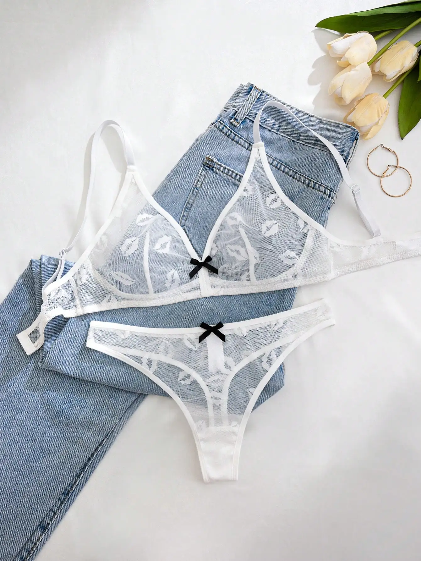 

Комплект из 2 предметов: белый кружевной бюстгальтер-треугольник без косточек с принтом губ и трусики-стринги