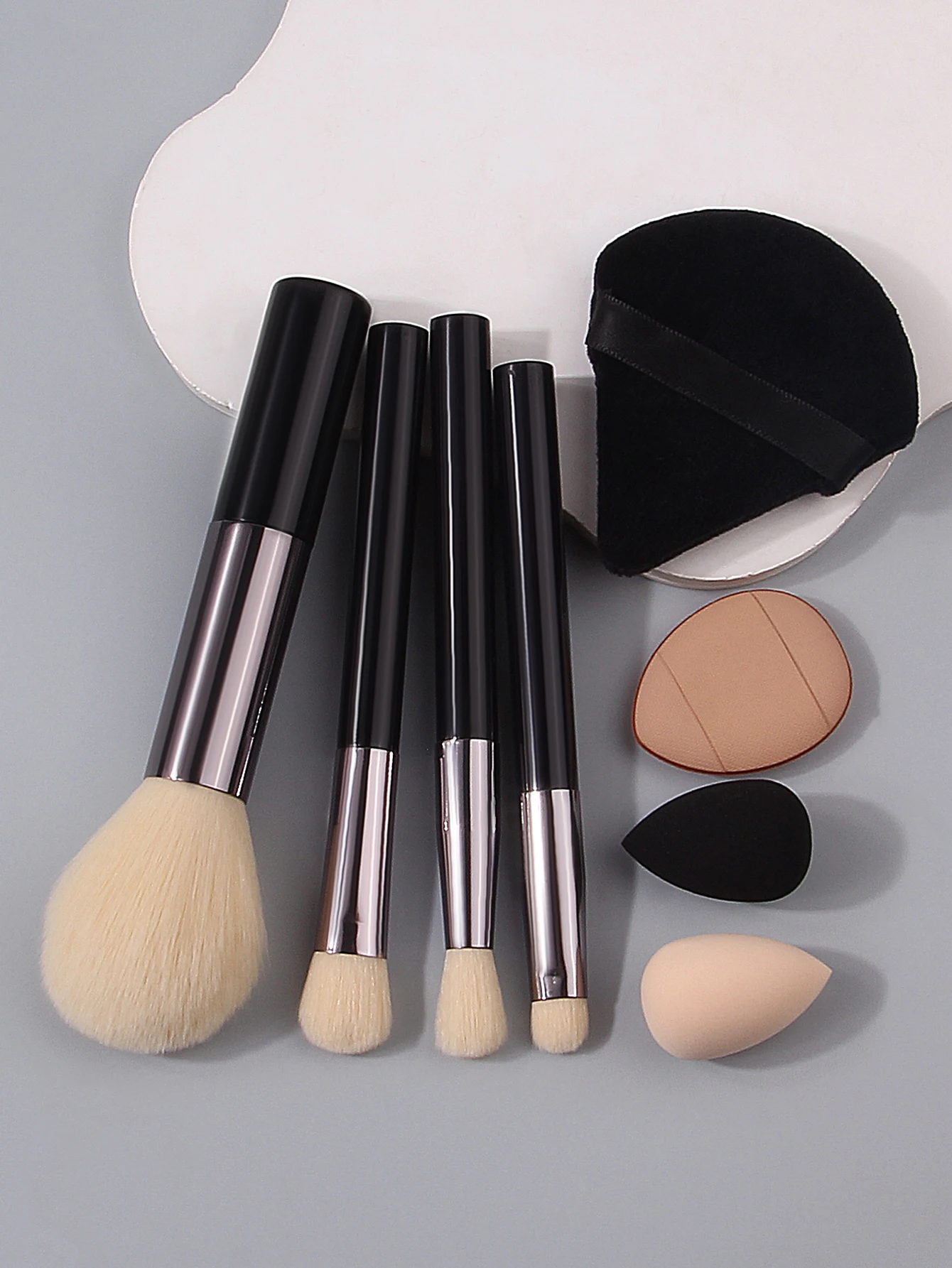 4 Mini Makeup Brushes 2 Triangle Thumb Sponge Puffs 2 Mini Dual-Use Wet Dry Beauty Blenders For Travel Daily Touch-Up