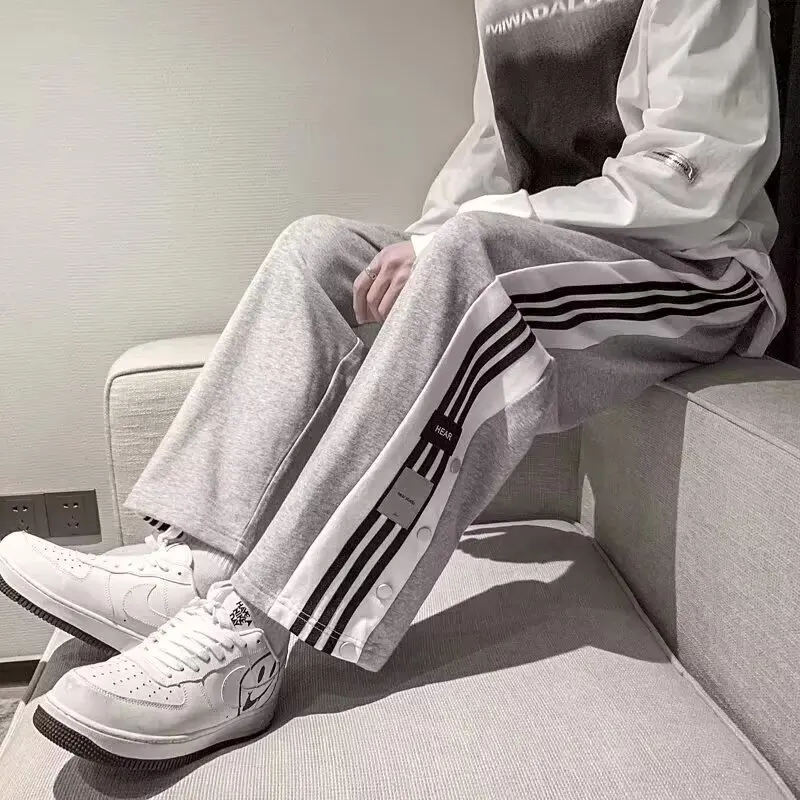 سراويل كاجوال بأزرار سفلية للرجال في الصيف، خطوط عصرية على الطراز الكوري، سراويل ذات أرجل مستقيمة منقوشة بالألوان في الشارع، هونج كونج