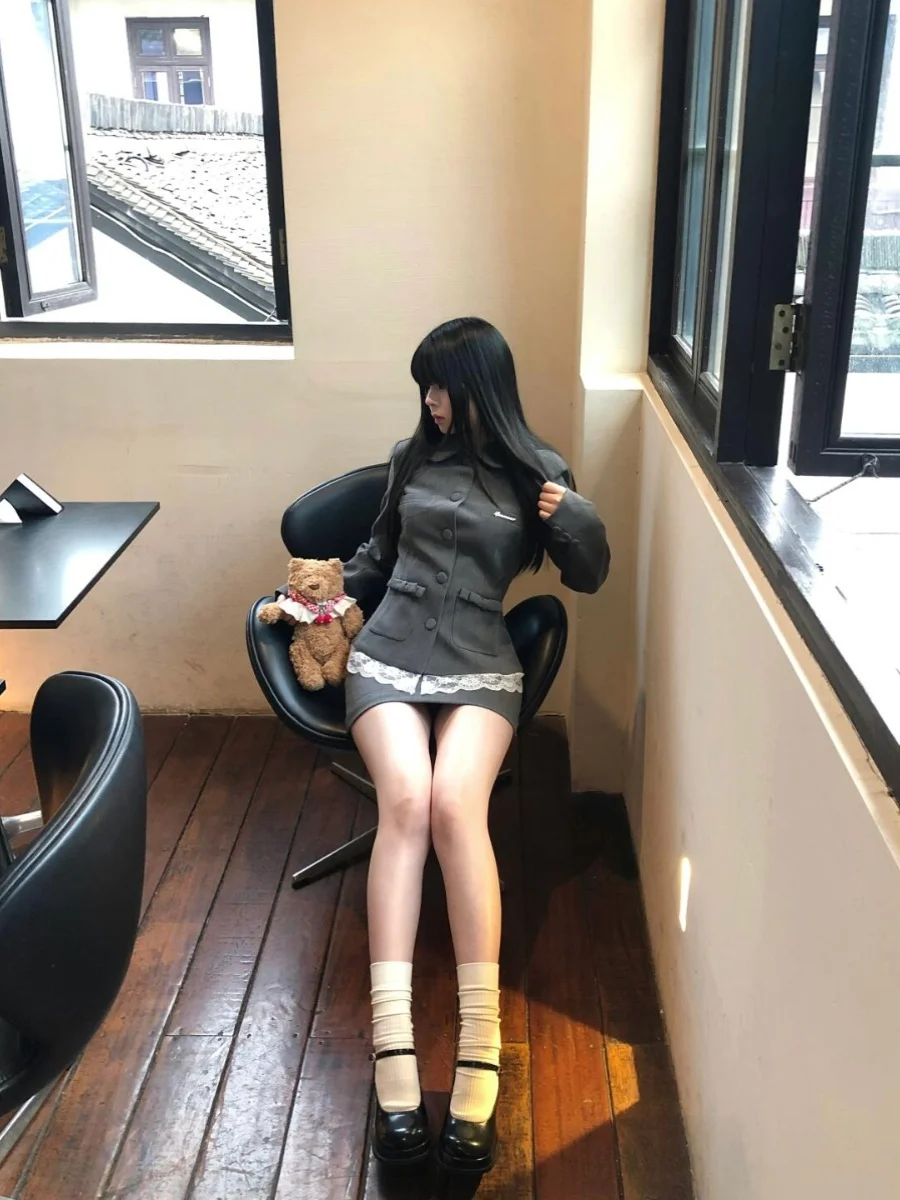 طقم بدلة على الطراز الكوري للفتيات الثريات في الكلية، بلوزة رمادية من الدانتيل مع تنورة ضيقة عالية الخصر، طقم نسائي عصري من ق... #4