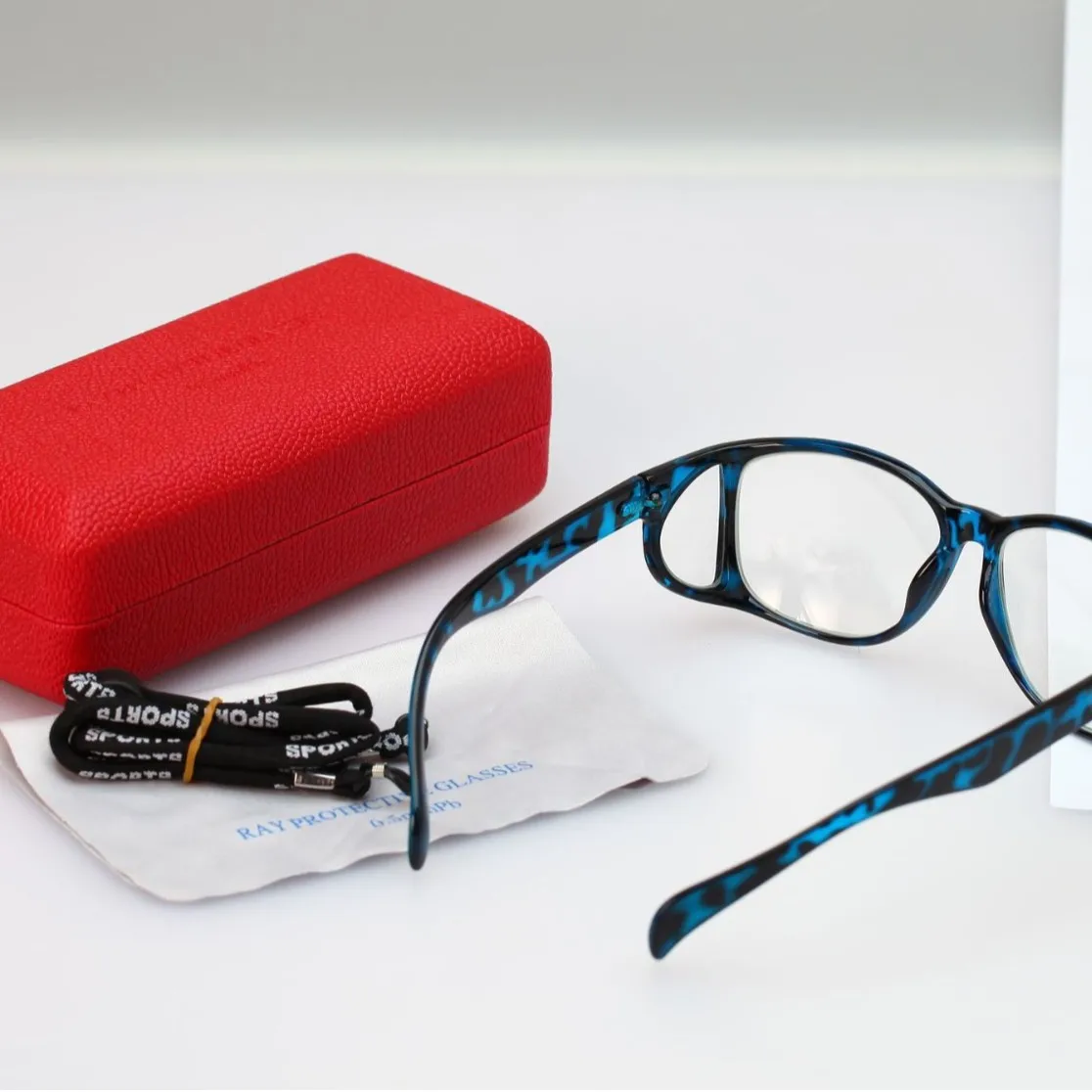 Radiation-proof lead glass glasses for CT rooms