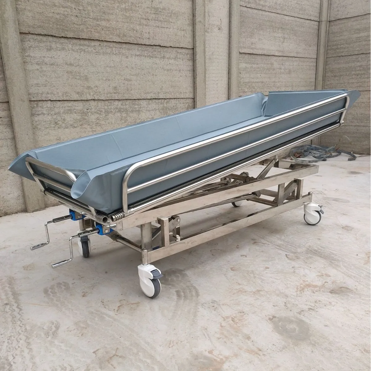 Manual Multi-function Home Care Bed With Tilt Function, Mobile Shower Bed, Suitable For Disabled Guests