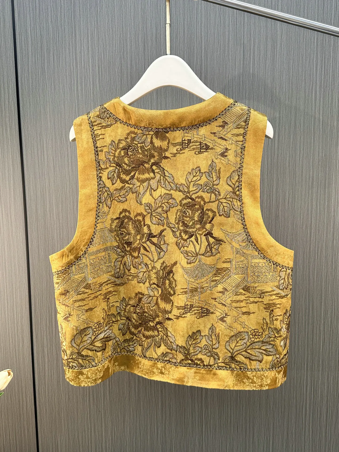 เสื้อกั๊กปักลายสไตล์จีนใหม่สำหรับผู้หญิง ฤดูใบไม้ผลิ 2026 ทรงกลม ดีไซน์กระดุมทันสมัย งานปักแน่น