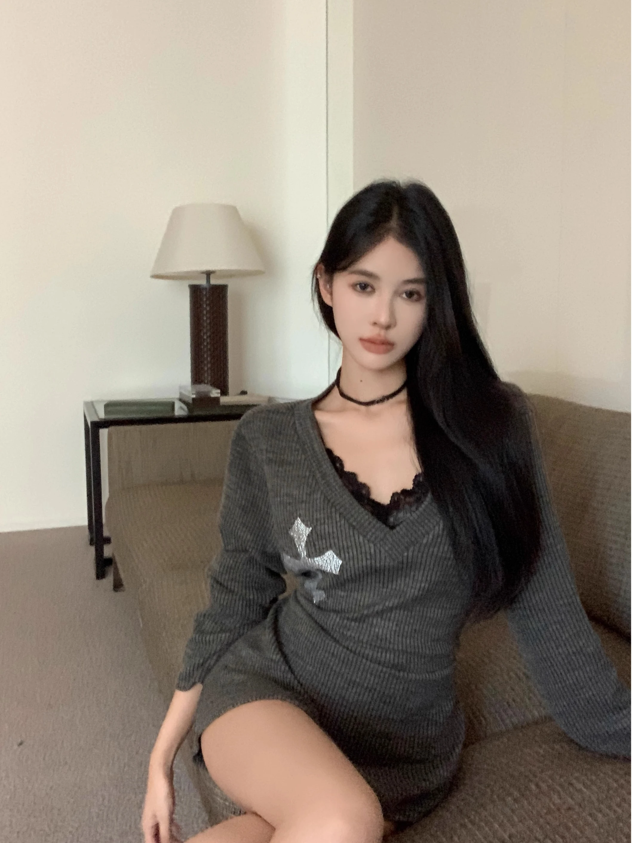 

Женское трикотажное платье с V-образным вырезом, длинными рукавами, стразами и поясом на талии, облегающее, с короткой юбкой, высокая талия, зима 2026