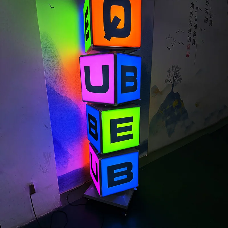4 lati, 4 piani, 16 poster, display rotante, cartello menu personalizzato dal pavimento al soffitto, scatola luminosa pubblicitaria a cubo, luce rotante