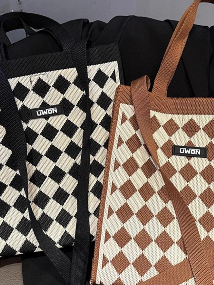 bolsa-transversal-de-malha-preta-e-branca-para-lazer-e-deslocamento-bolsa-de-mao-quadrada-de-ande-capacidade-para-celular