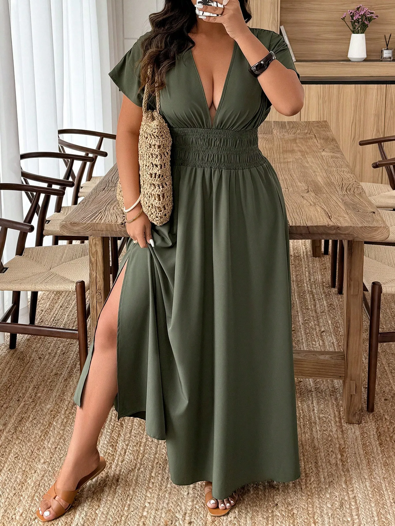 

Оливково-зеленое макси-платье с V-образным вырезом, присборенной талией и боковым разрезом