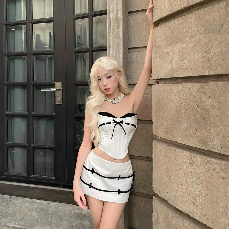 

Весна 2024: Модный повседневный спортивный костюм для женщин — однотонный приталенный жилет с перекрестной застежкой на груди и юбка с высокой талией...