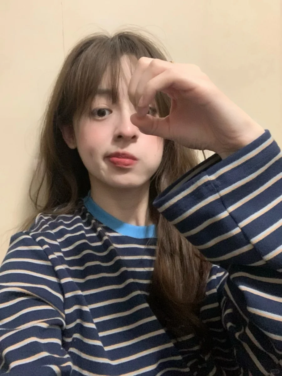 

Свободная футболка с длинным рукавом и круглым вырезом в полоску, для ранней осени, повседневная, с дизайнерским акцентом, топ с небольшим декором