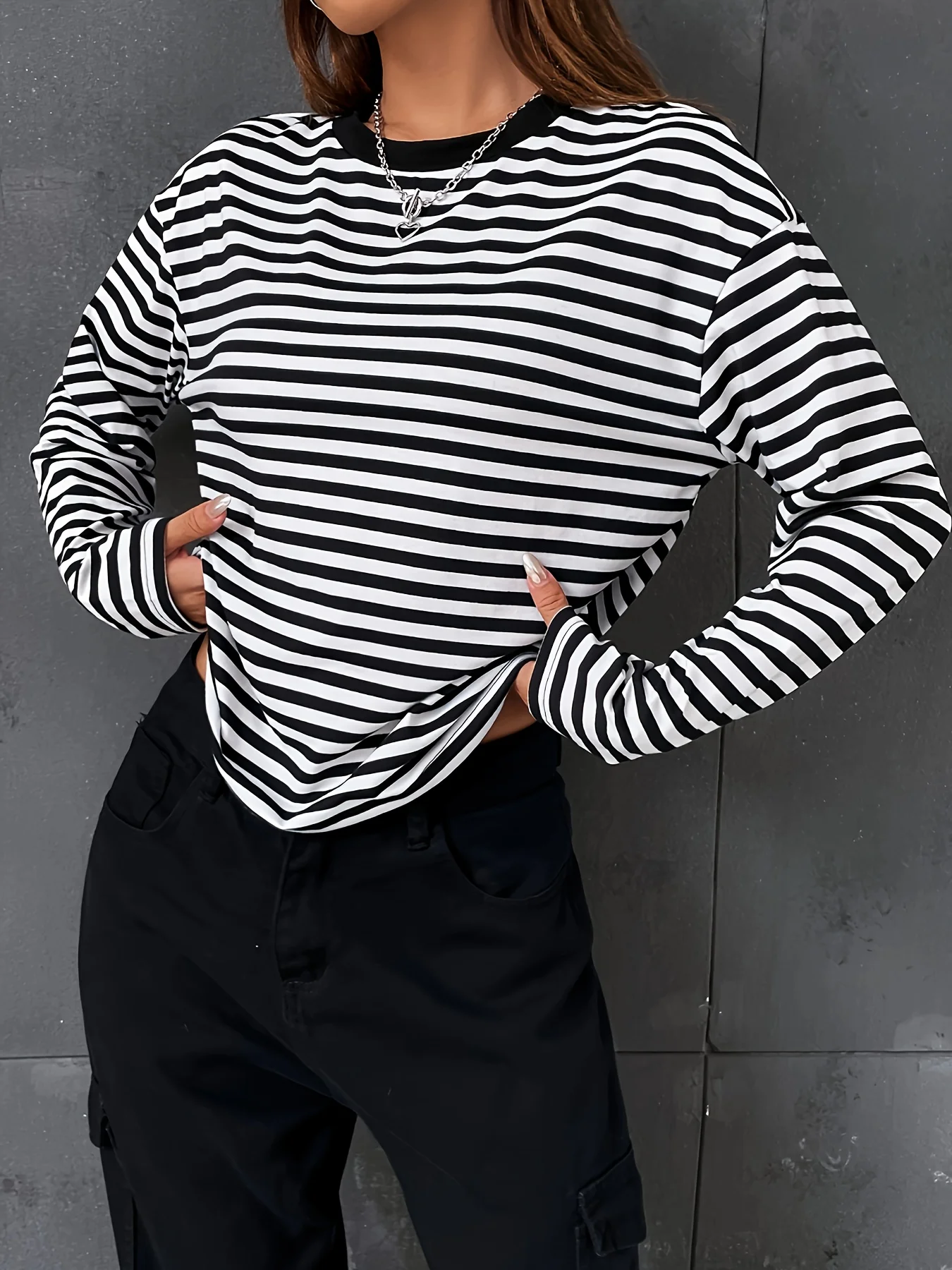 Striped Crew Neck Crew Neck T shirt Casual Long Sleeve Autumn and winter top women's  T-shirt loose and comfortable black white