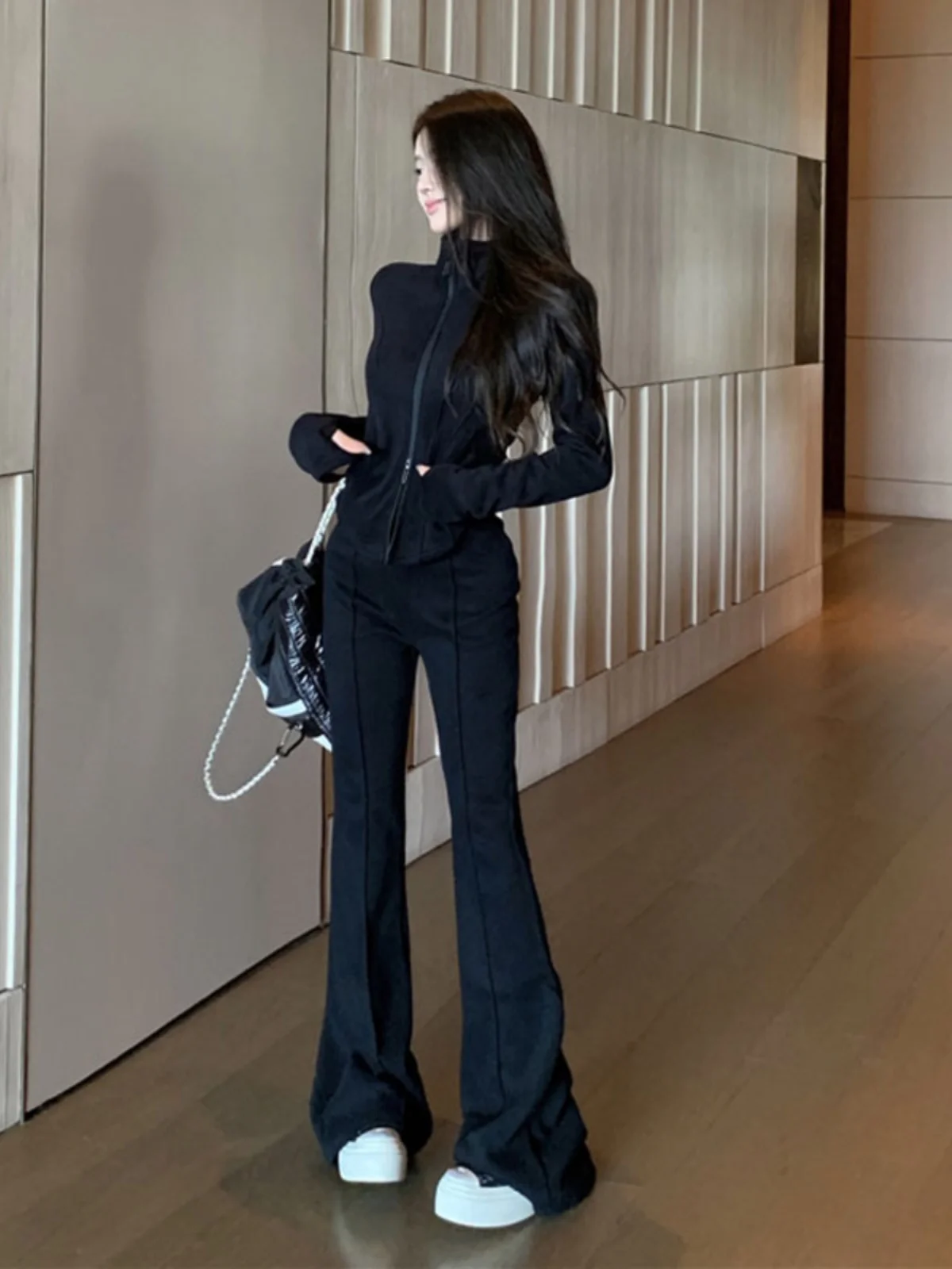 

Стильный модный спортивный комплект из двух предметов: повседневные спортивные брюки с микро-клешем, длинные брюки, полный комплект, весенняя мода, женский ансамбль