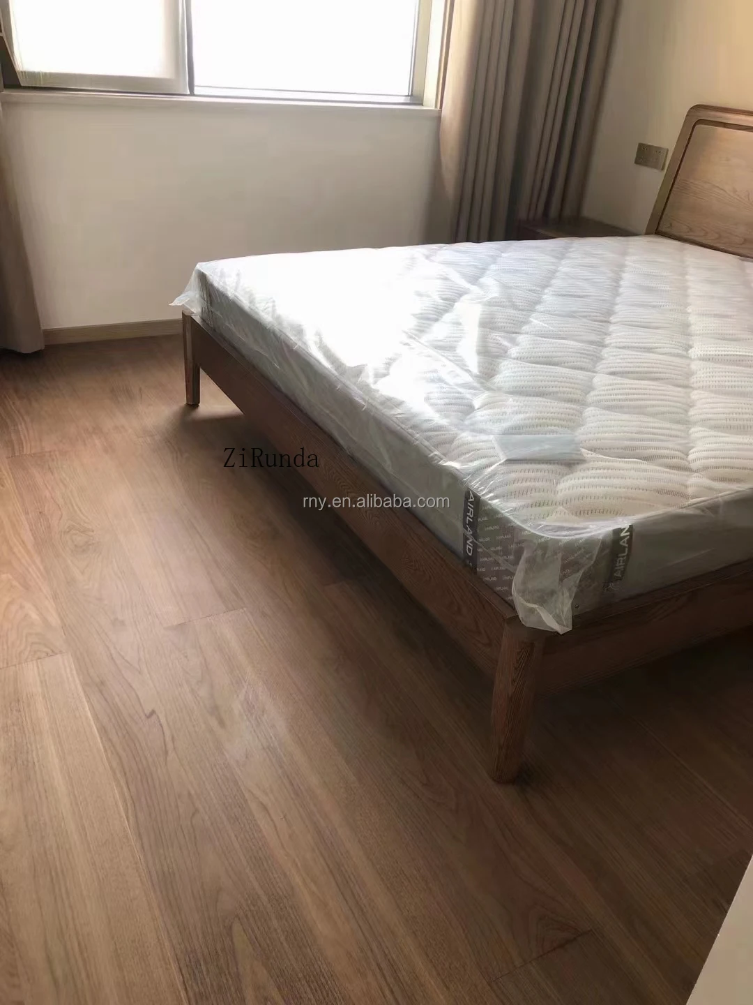 Customized version of multi-layer solid wood floor, black walnut tone interior drawing technology, wood grain warmth exquisite