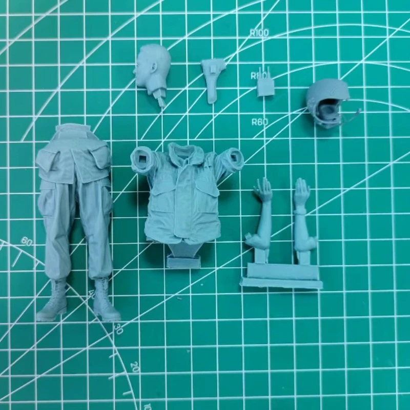 Zestaw modelu figurki z żywicy odlewanej ciśnieniowo w skali 1/16 Armored Personnel Carrier Commander Niezmontowany i niepomalowany