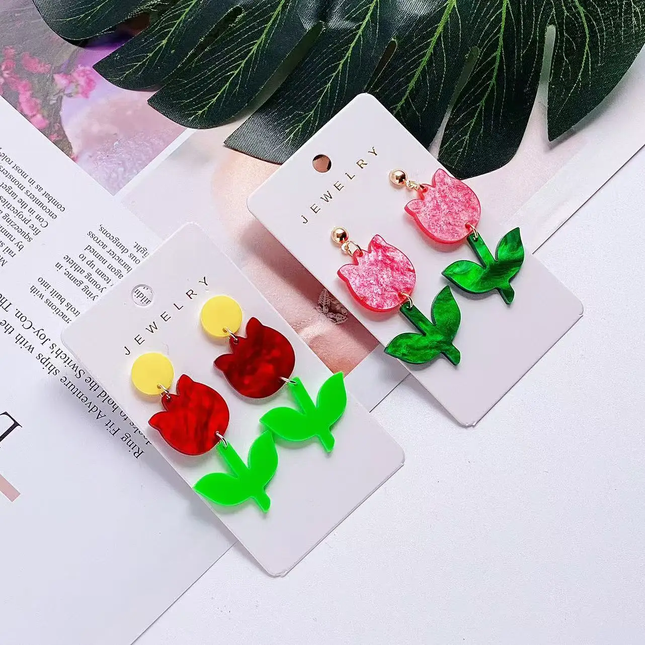 1 par de pendientes de flores acrílicas ostentosas, flor de brillo rosa con contraste de hoja verde, dulce y lindo, regalo adecuado para niñas