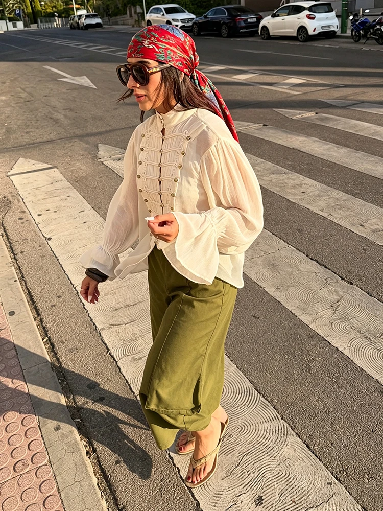 Trendige beige Bluse aus Crinkle-Stoff für Damen, locker geschnitten, mit Stehkragen, doppelten Metallknöpfen, Laternenärmeln, geeignet für Herbst, Dating und Pendeln. – Detail 11