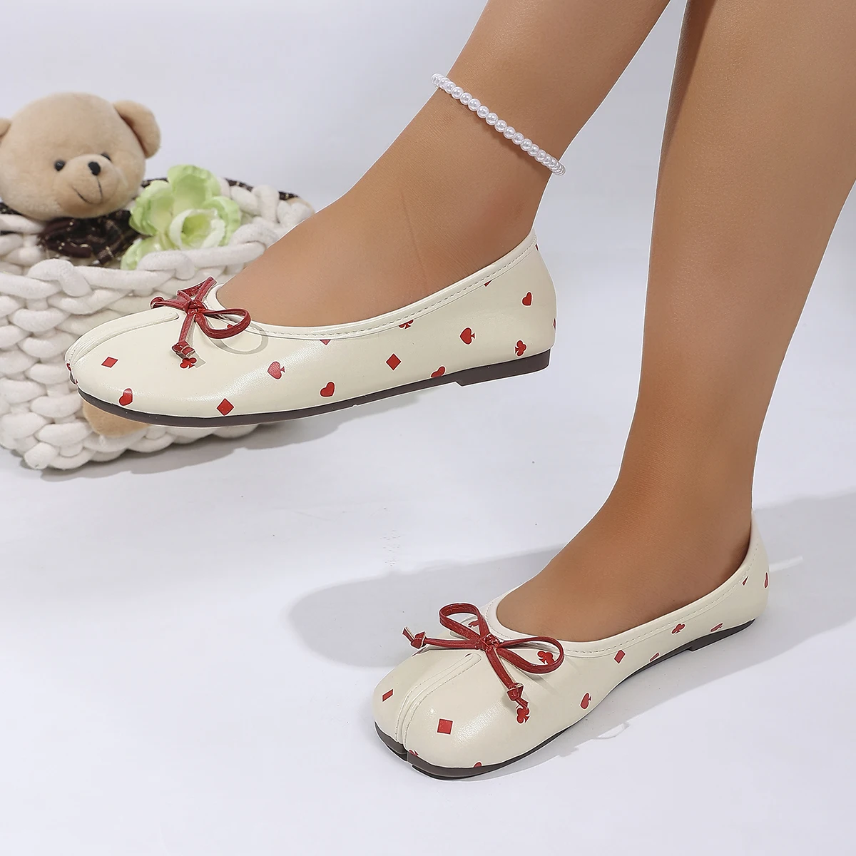 Damen Tabi-Ballerinas mit geteilter Zehenpartie, Slipper mit Spielkarten-Print, französische minimalistische flache Schuhe, lässige Gehschuhe – Detail 4