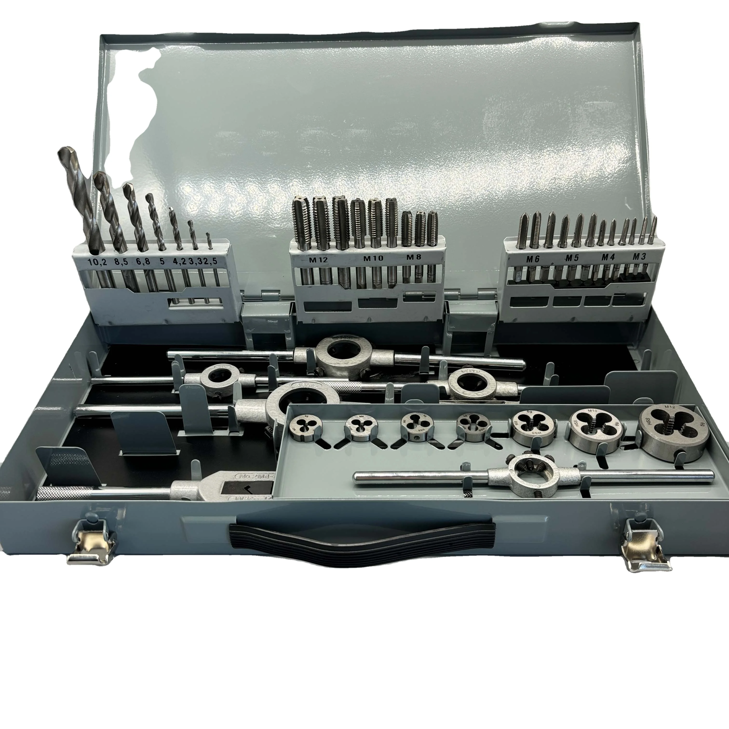 

Набор метрических инструментов из быстрорежущей стали DIN352/21, 44 предмета: метчики, плашки, сверла, плашкодержатели с ключом и резьбонарезными винтами для нарезания резьбы