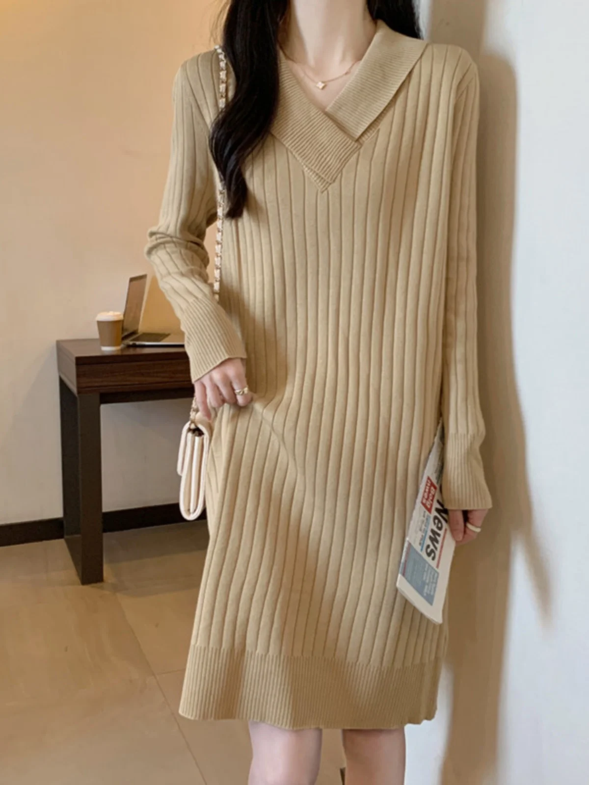 Camiseta de Malha Plus Size com Decote em V, Solta, que Cobre a Barriga, Camada Base Colorida para Outono