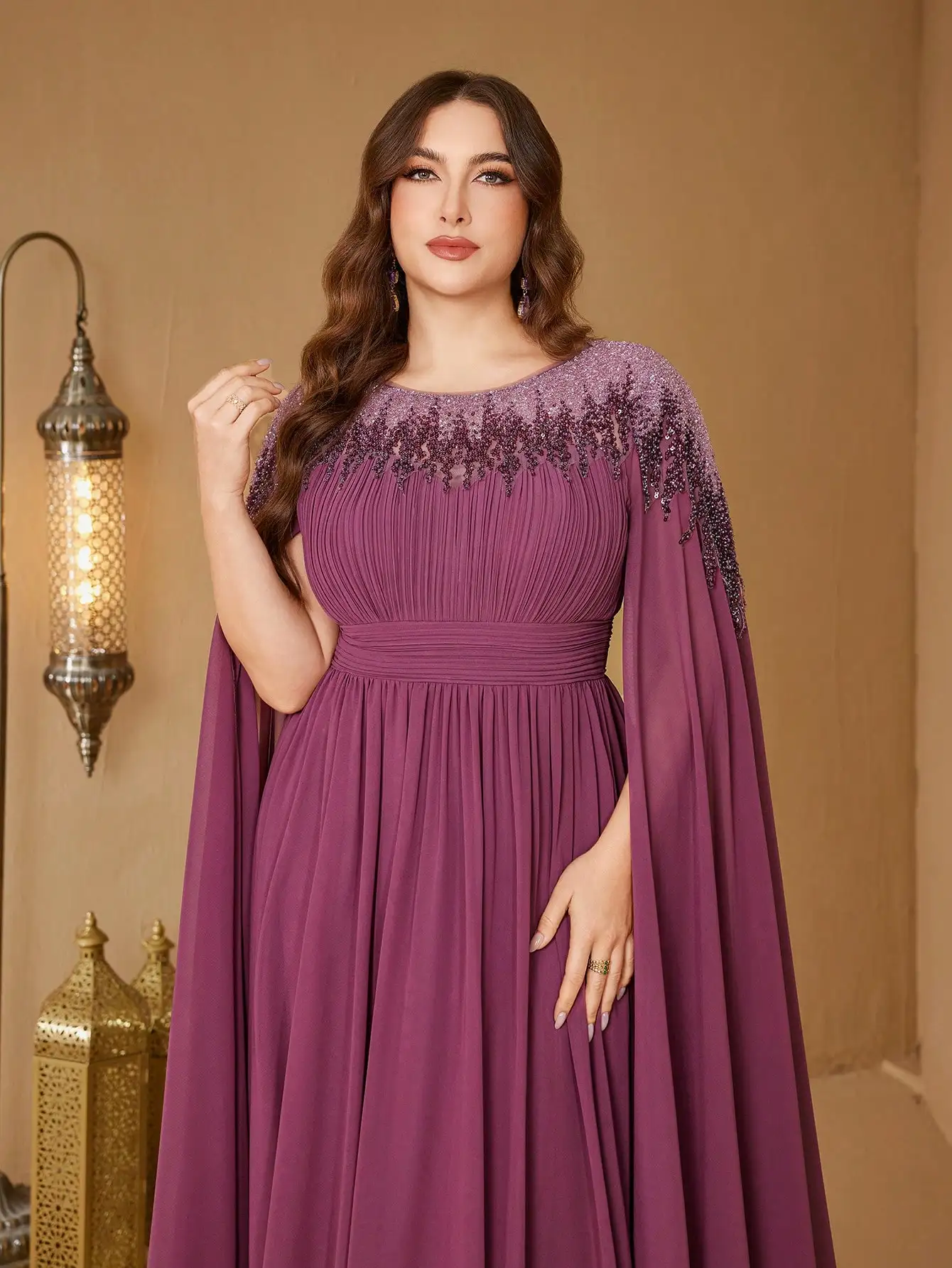 فستان سهرة نسائي من UNITHORSE Plus بياقة واقفة وأكمام كيب مزين بالترتر ومقاس نحيف من الشيفون