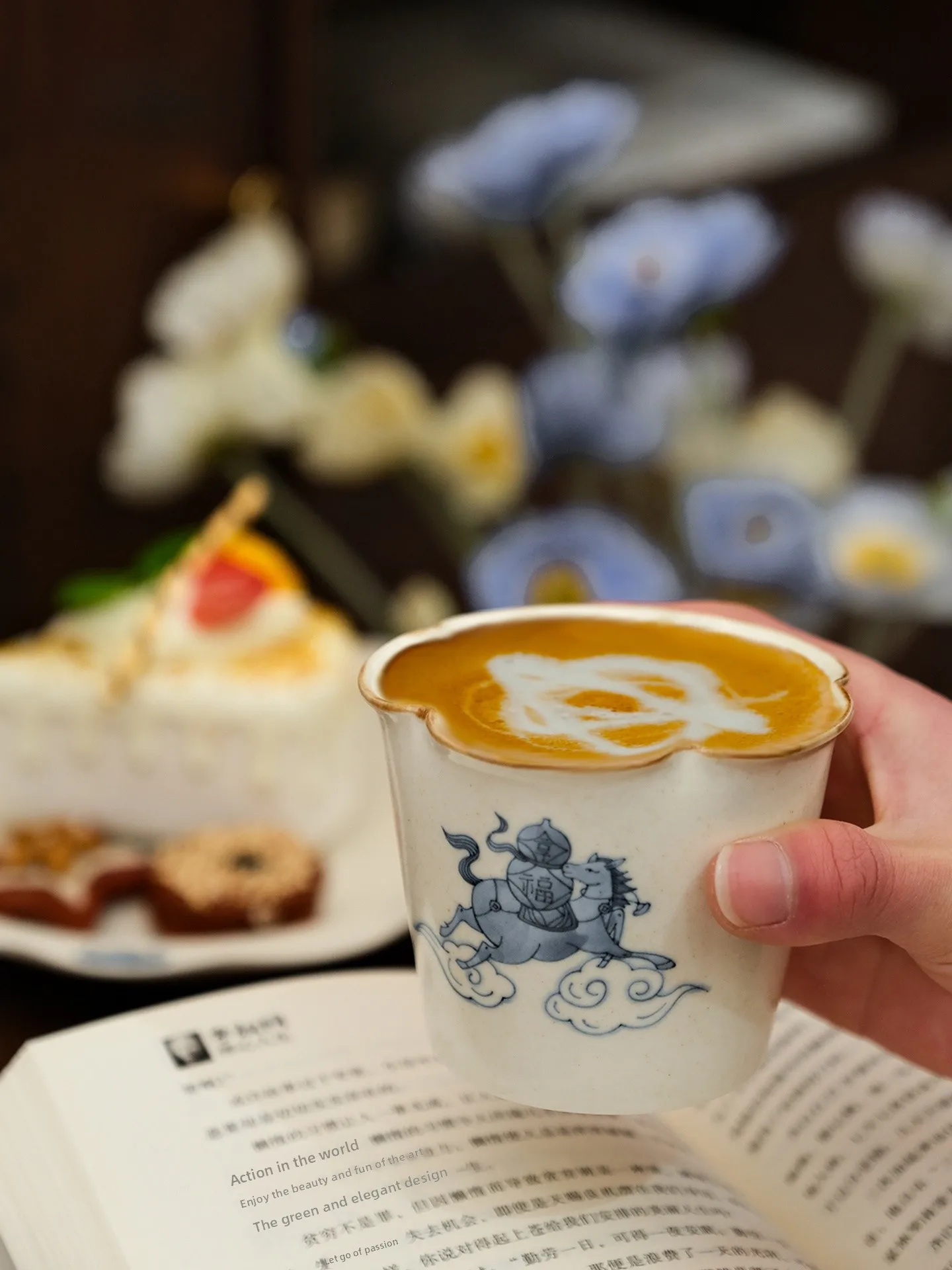 tasse-artisanale-en-porcelaine-bleue-et-blanche-modele-cerc-year-cup-a-bord-fleuri-et-a-bec-de-cochon-pour-latte-art-et-cafe-pour-les-rencontres-decontractees