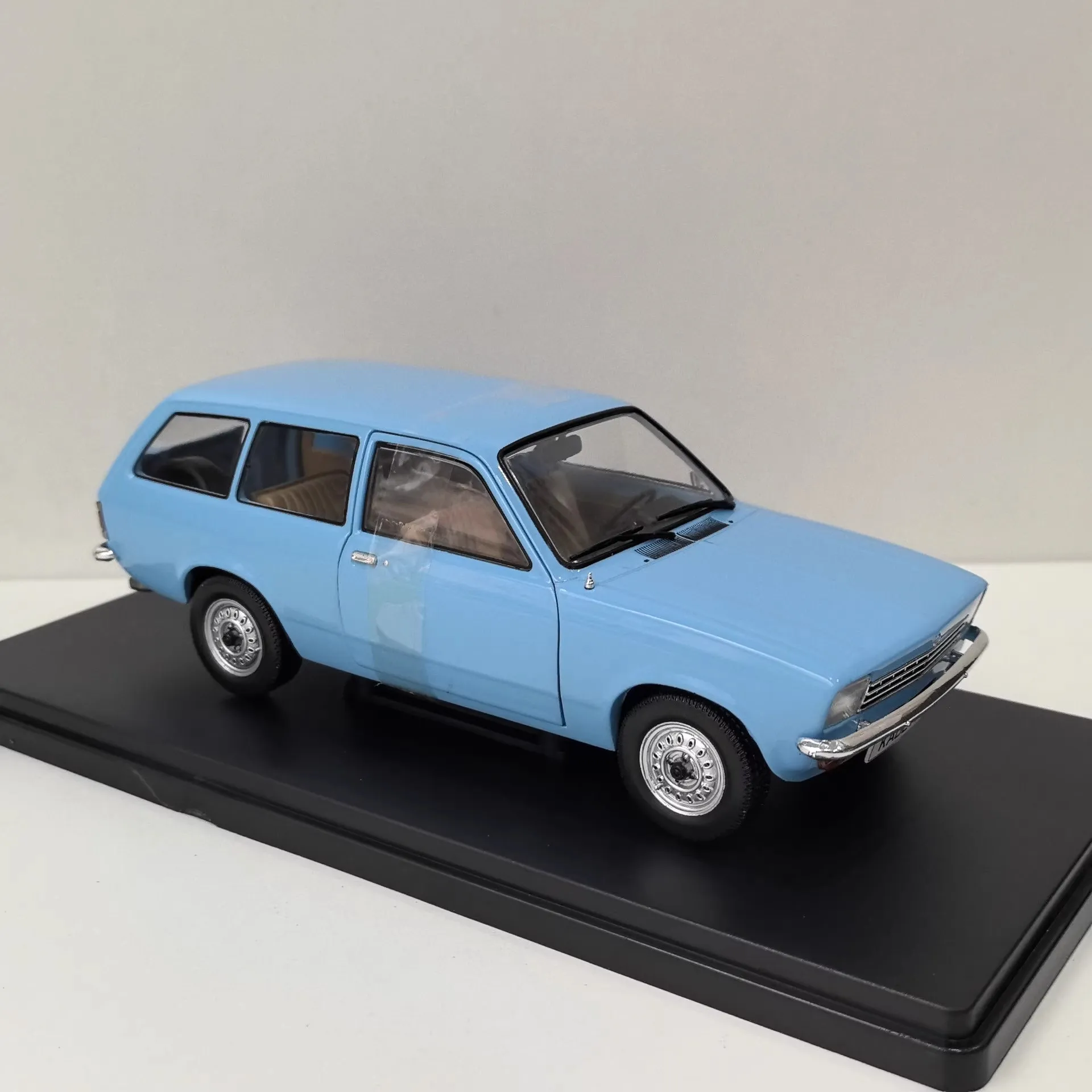 Diecast WHITEBOX 1/24 Scale OPEL KADETT C CARAVAN Alloy Car Model view 5