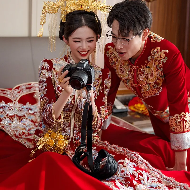 

Luxurious new Chinese-style dragon and phoenix couple wedding dress crown red cape