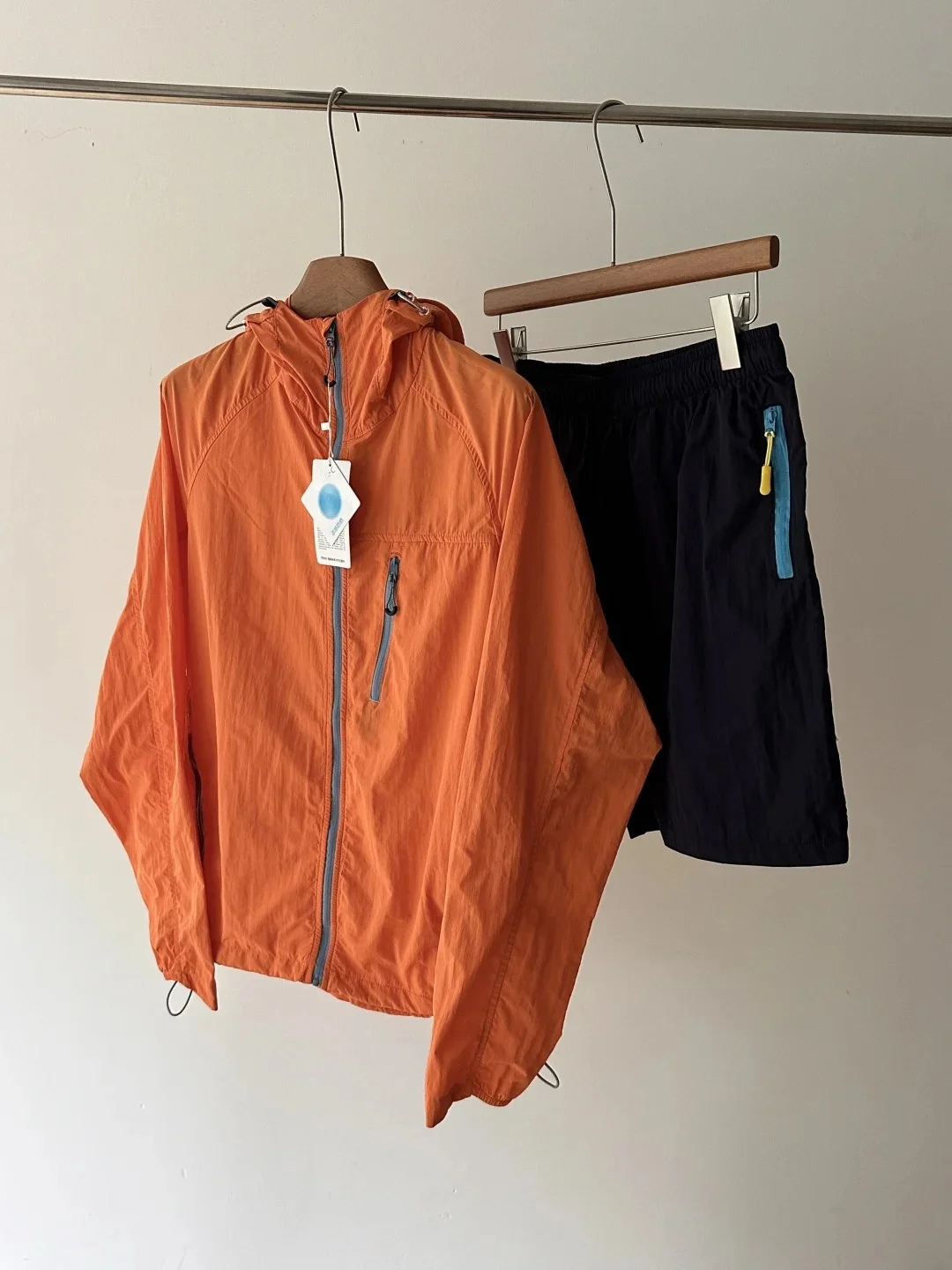 

Легкий дышащий оранжевый мужской летний комплект из ледяного шелка: куртка с капюшоном и повседневная спортивная одежда для активного отдыха, модный, с защитой от солнца