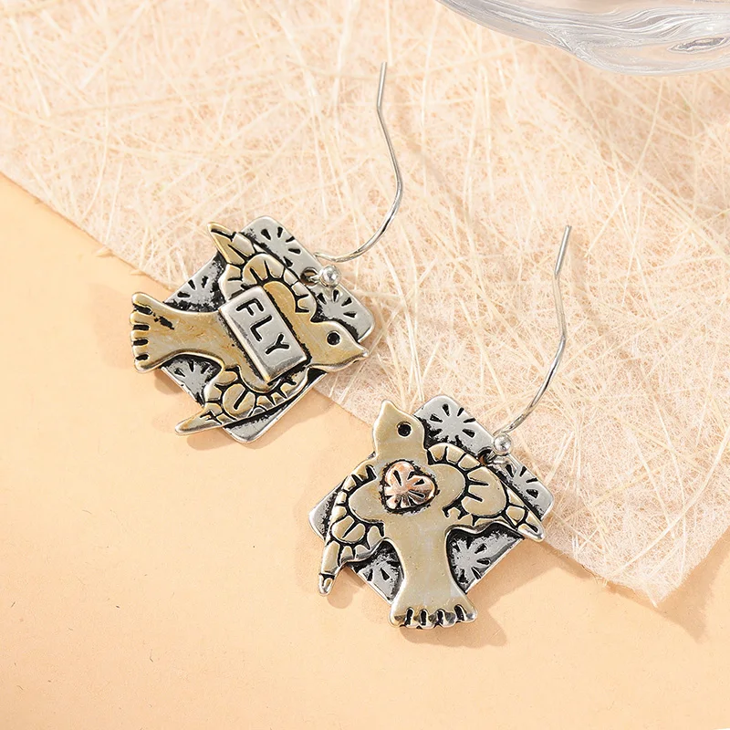Zweifarbige baumelnde Damenohrringe im Vintage-Design, kreativer, quadratischer, handgeschnitzter Schmuck mit fliegenden Vögeln – Detail 2