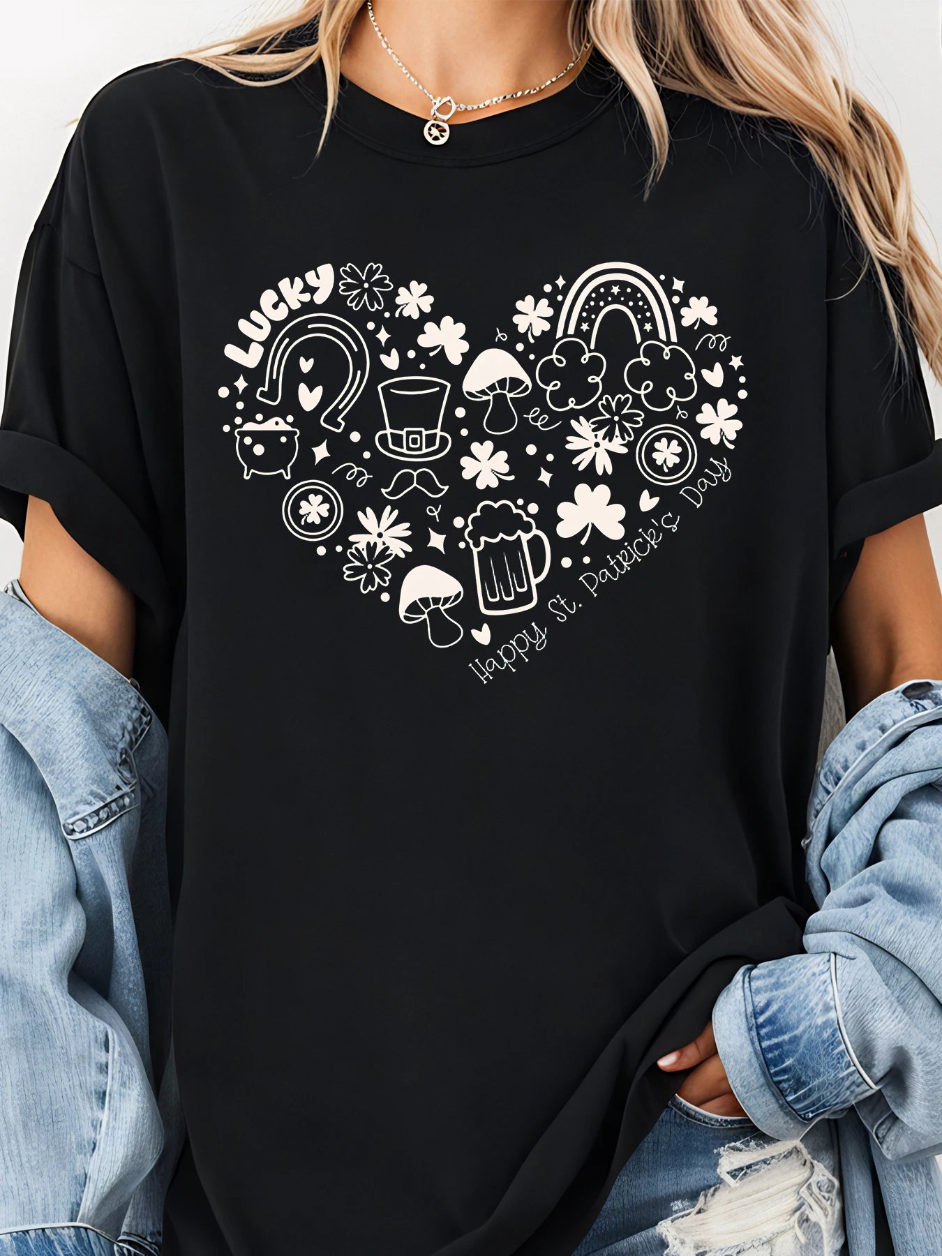 Maglietta con stampa a cuore per il giorno di San Patrizio con simboli fortunati e dettagli festivi per abbigliamento casual