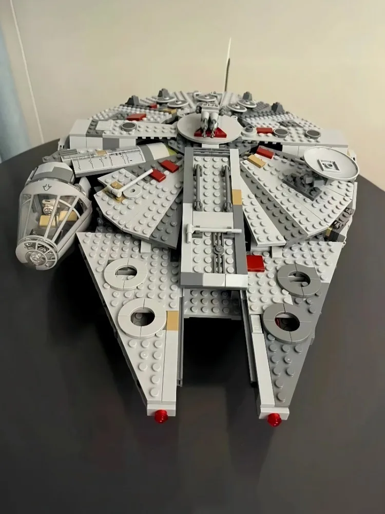 

1381pcs Space Millennium War Ship Spacecraft Set Falcon Alien MINI Building Blocks Home Decoration Model Adults Gift