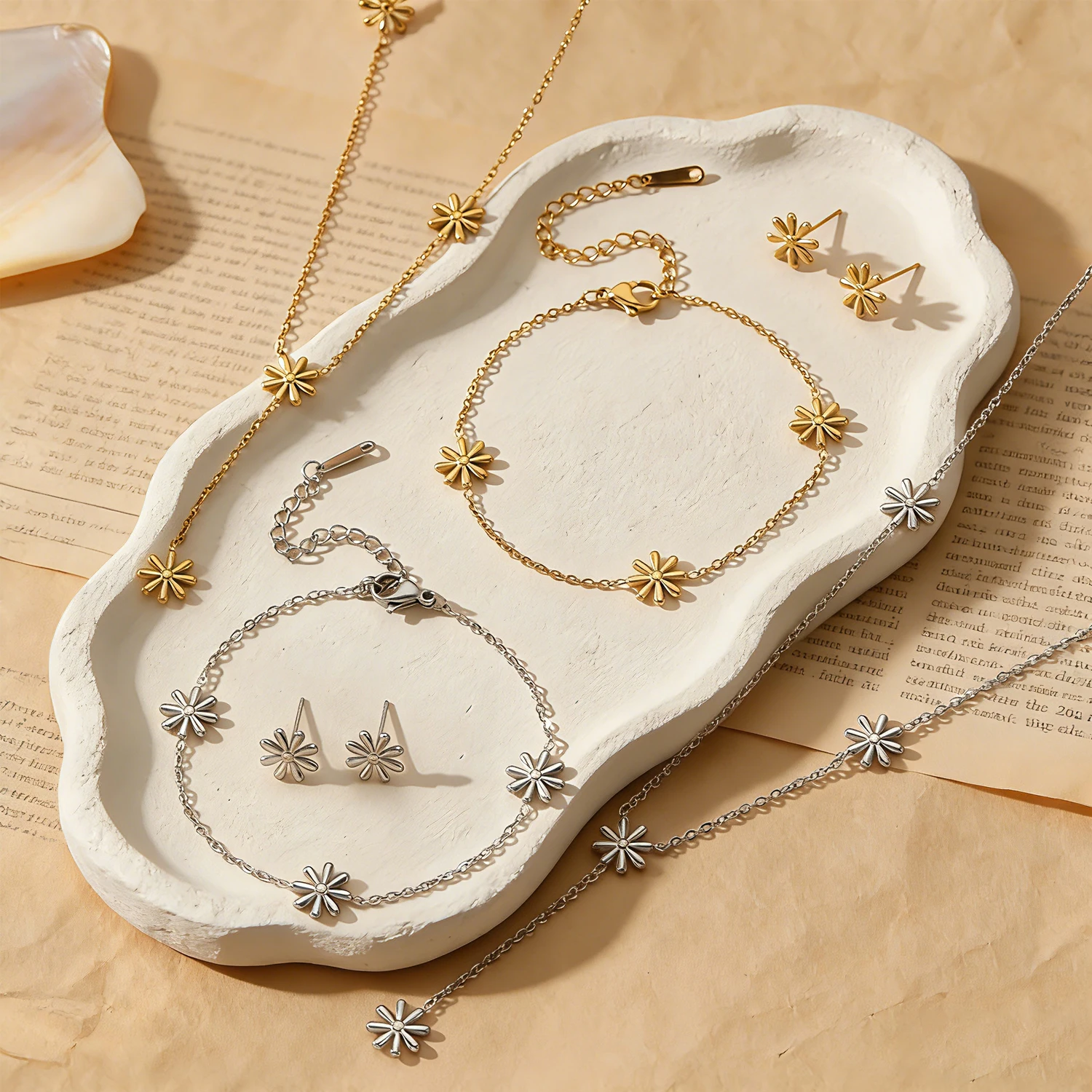 

Ювелирный набор из нержавеющей стали с позолотой 18K, женский, многослойный, с подвесками в виде ромашек, колье, браслет, серьги, повседневная модная бижутерия