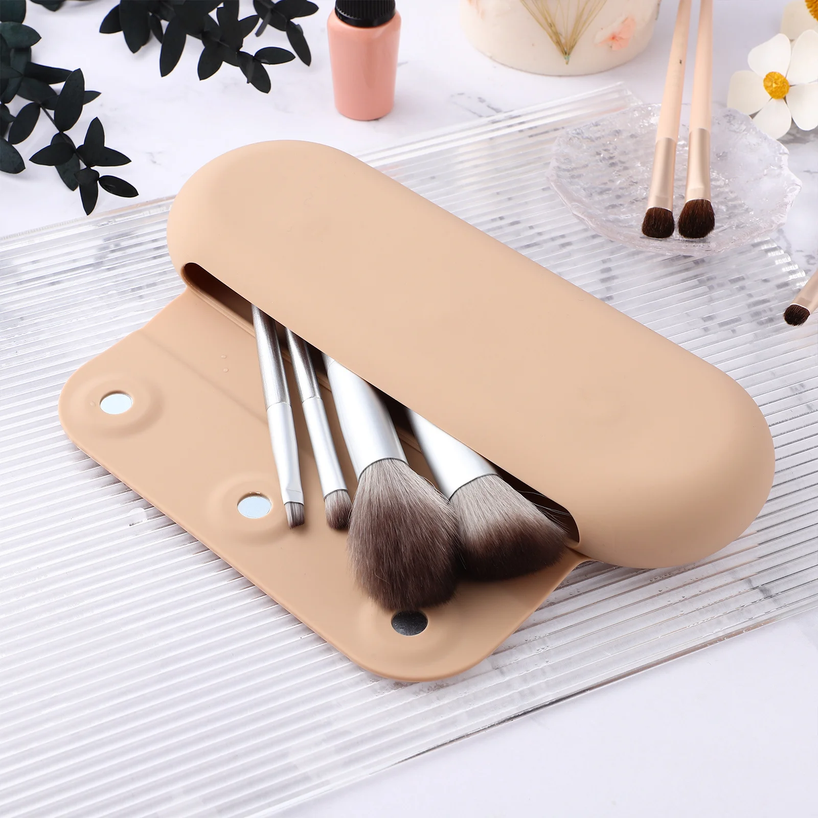 

Portable Silicone Makeup Brush Case Fashionable Magnetic Closure Large Mouth Design Ideal for Travel Daily Use Brush Storage
