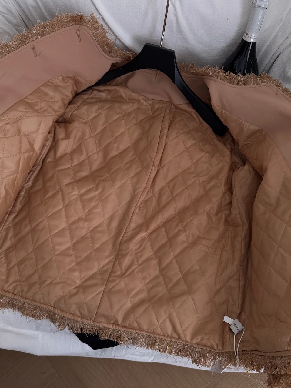 

Золотая верхняя одежда с бахромой для женщин, осень-зима 2022, новый дизайн, универсальное пальто из полиэфирного волокна, застежка на пуговицы