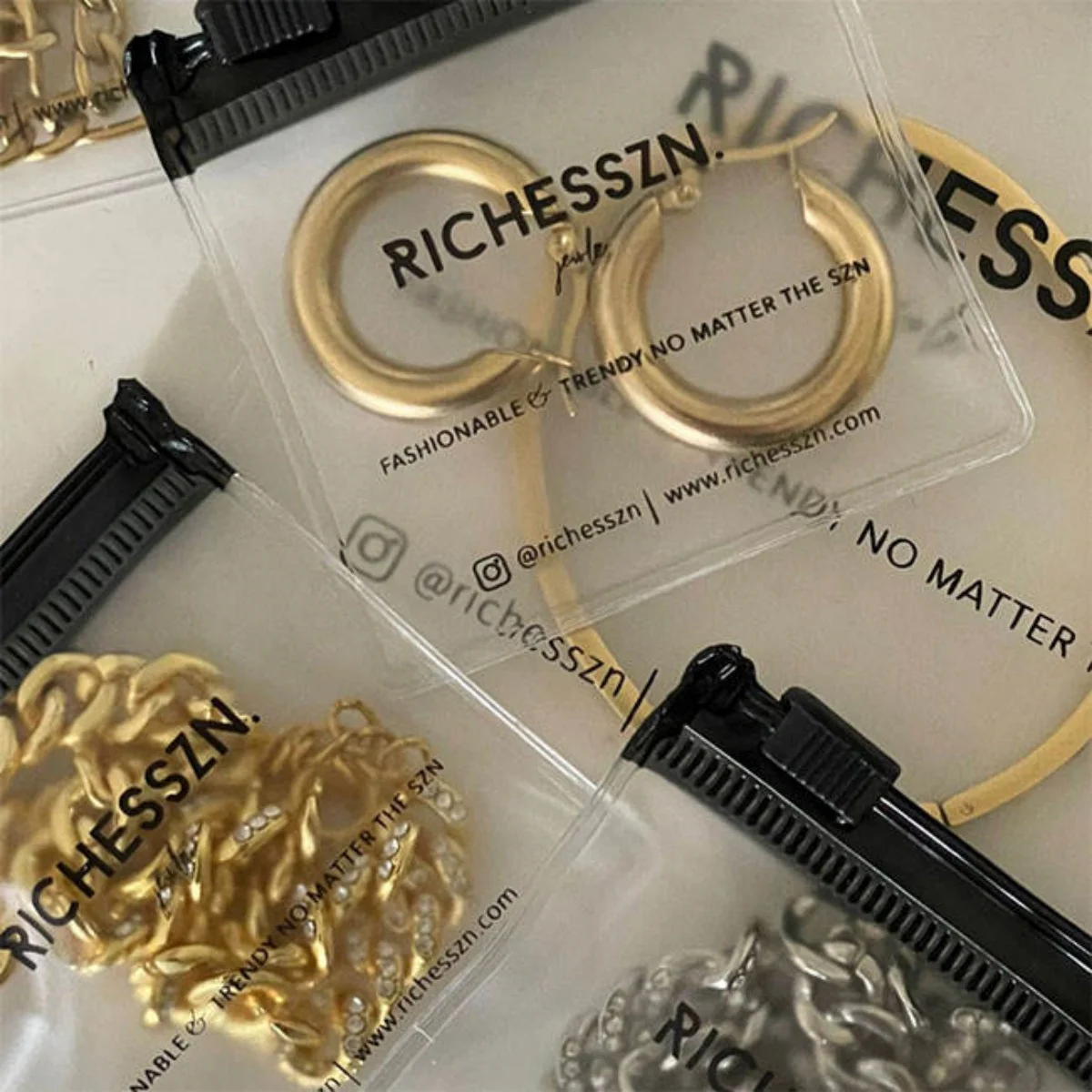 

100 шт., многоразовая упаковка для ювелирных изделий с застежкой-молнией и логотипом, маленькие матовые пластиковые серьги из ПВХ, ожерелье, сумка для ювелирных изделий с черной молнией