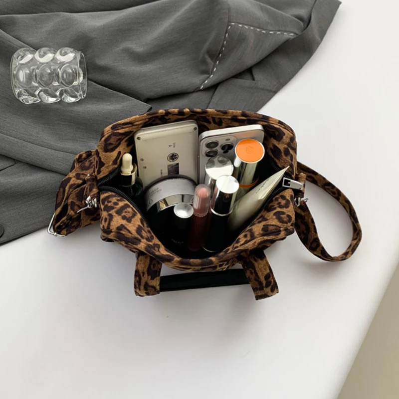 Women's Bag Retro Portable Pillow Bag 2025 Autumn New High-end Versatile Fashion Shoulder Messenger Bag image 6