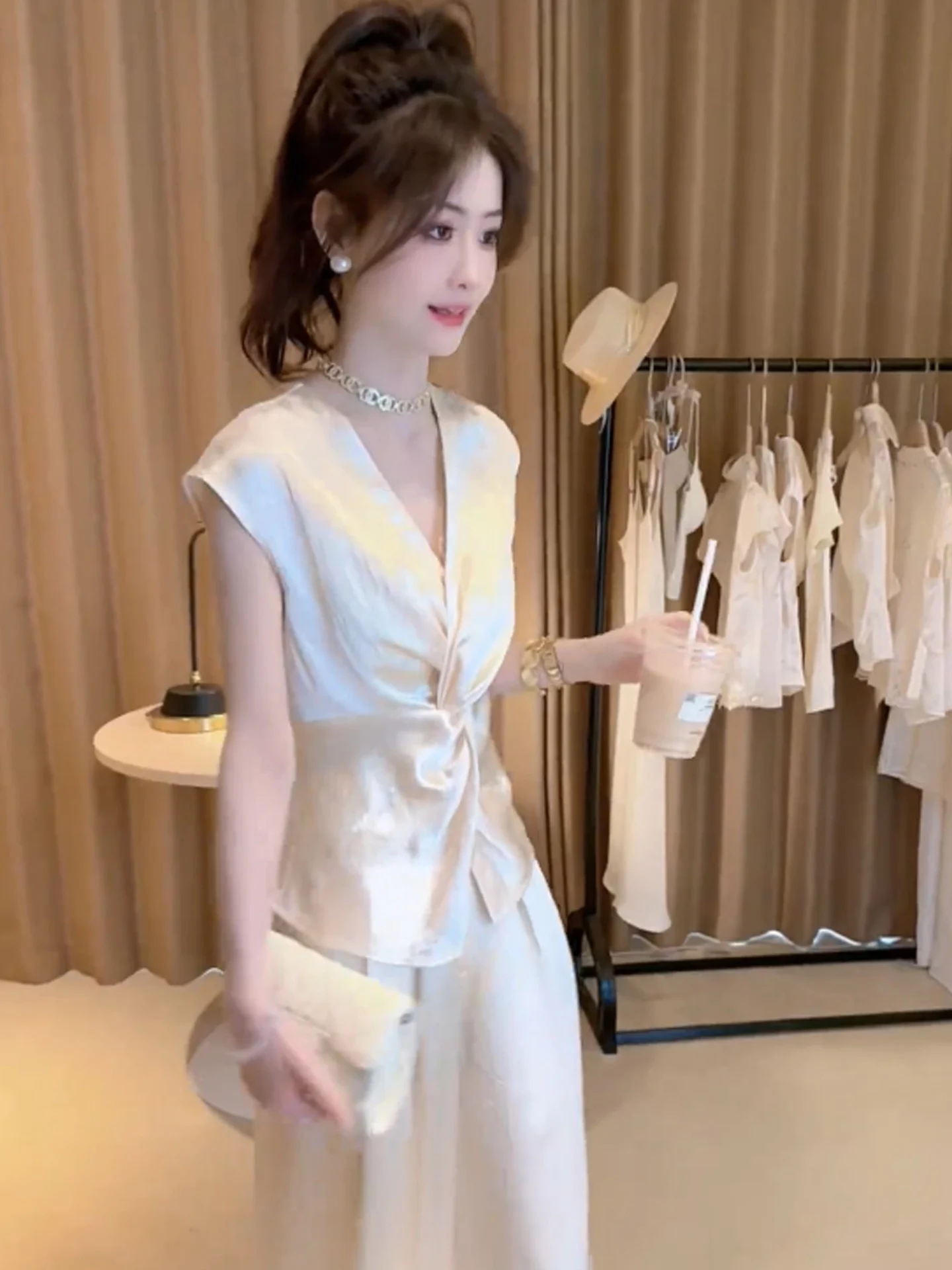 

Acetate Satin ort Sve V-ne irt Women's Summer New Sle Slimming Waist Design Versatile ort Length Faion Top