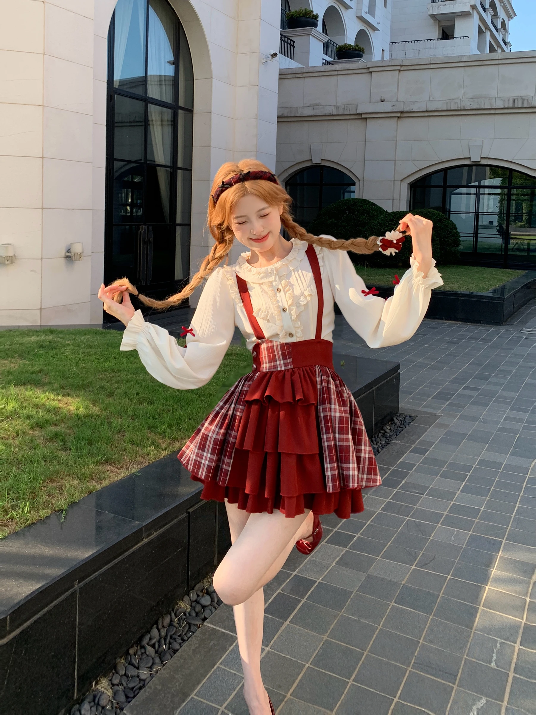 2025 verão novo design high-end vermelho retalhos xadrez estilo universitário multi-camada inchado fino casual diário saia de alça curta