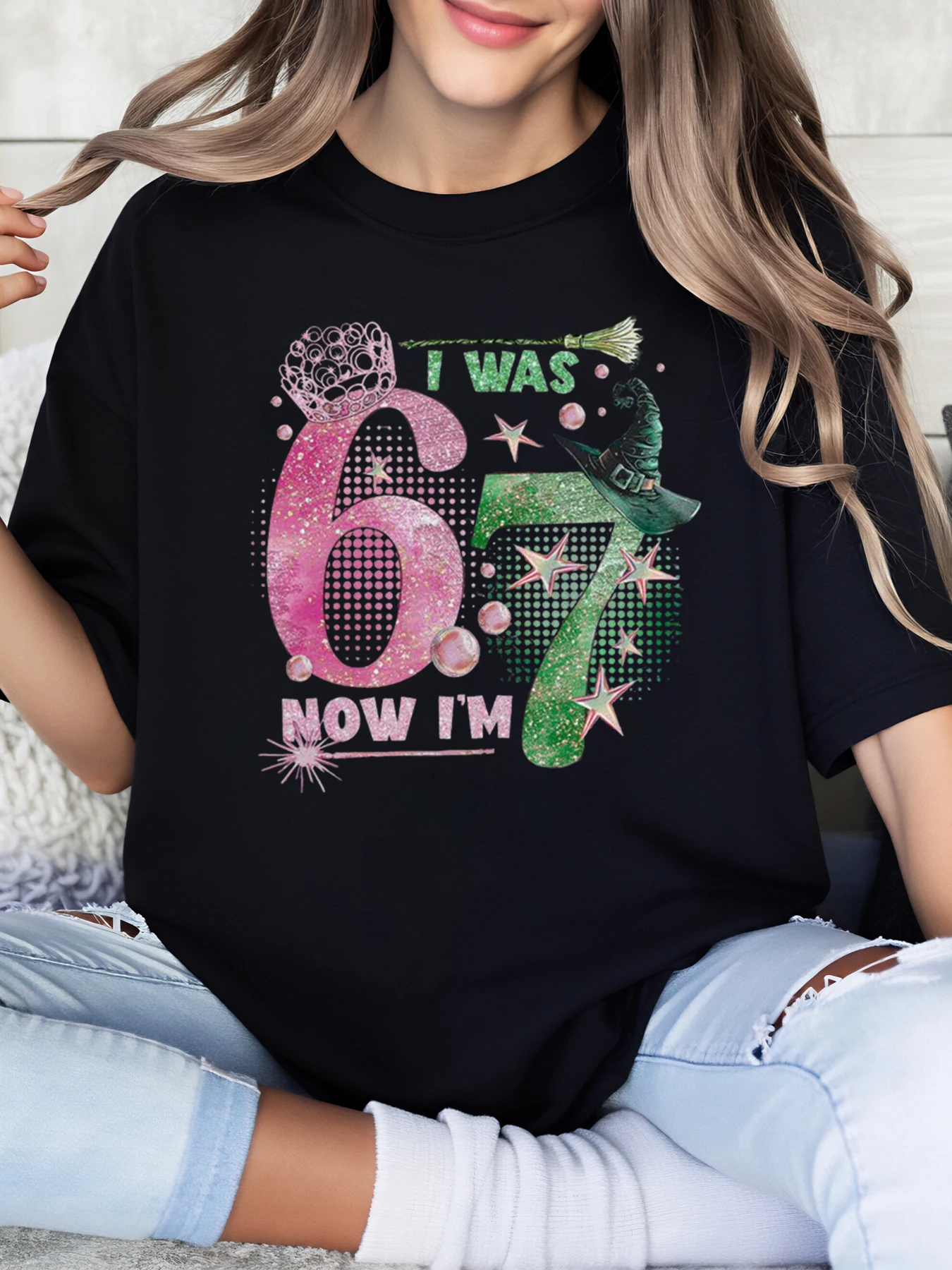 ฉันอายุ 67 ปีแล้ว ตอนนี้ฉันอายุ 70 ปี เสื้อยืดลายแม่มดและเจ้าหญิงสำหรับวันฮาโลวีน ชุดลำลองสำหรับผู้หญิง ชุดปาร์ตี้ สีดำ ไซส์ใหญ่