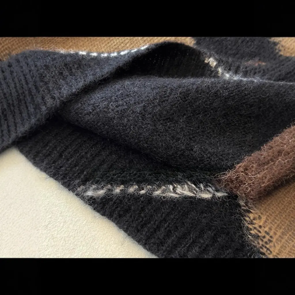 

Women's High-End Retro Maillard Lingge Alpaca Sweater V-Neck Plaid Wool Knitwear Cardigan for Winter Thickened