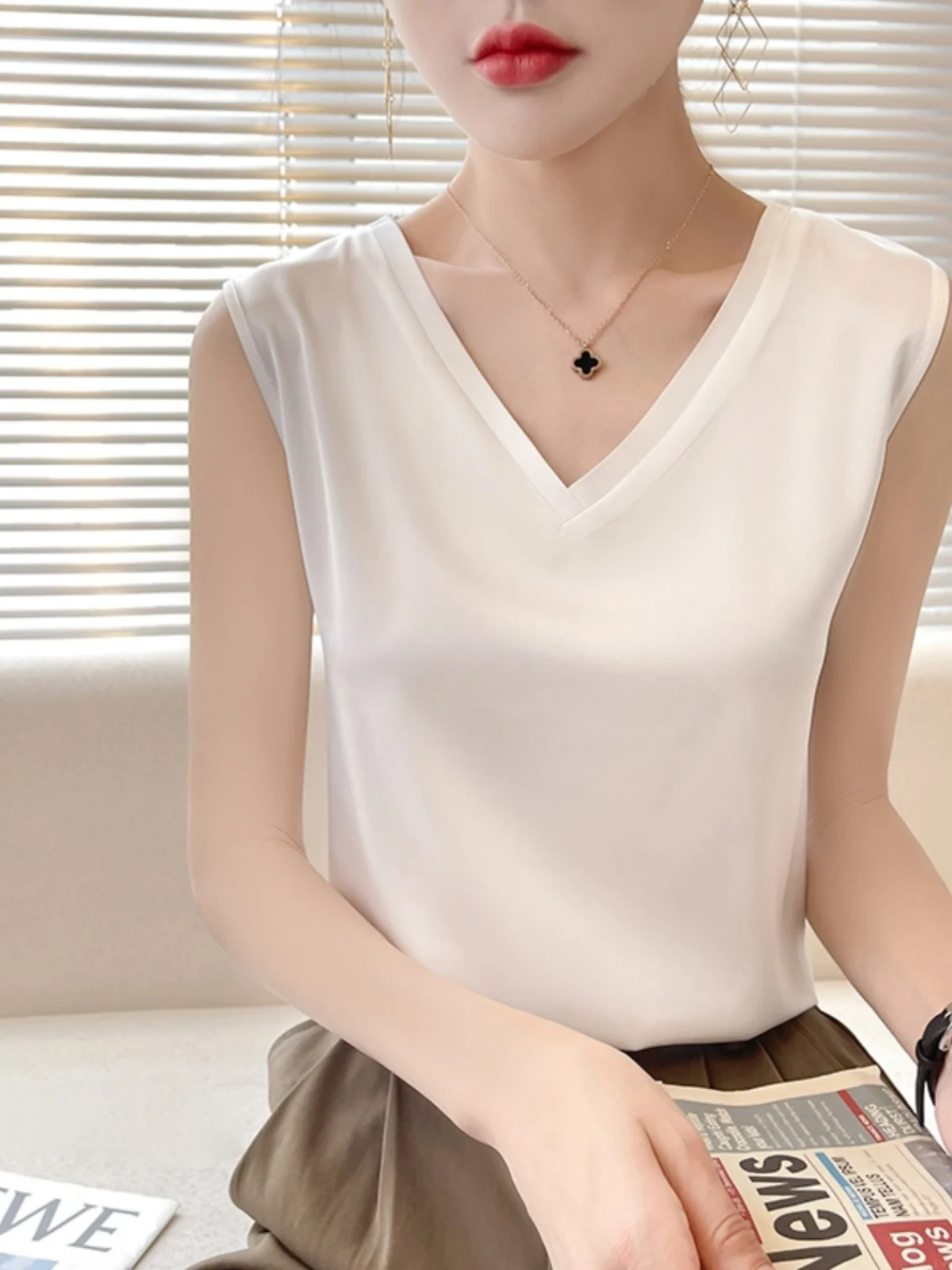 Silk V-Neck Sleeveless Vest Women's Fashion Commute Style Loose Fit Inner Wear Top White for Suit Outerwear Matching