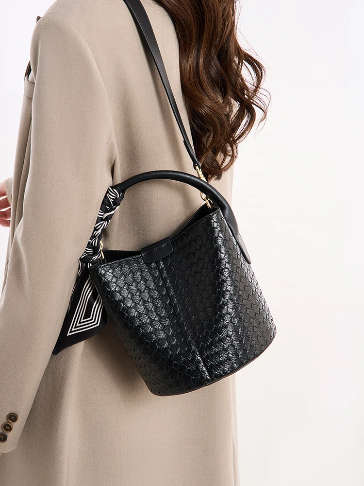 

Новинка 2023 года, женская сумка-мешок, тканая сумка через плечо, пригородная сумка, черный уникальный дизайн, искусственная кожа, магнитный синий цвет