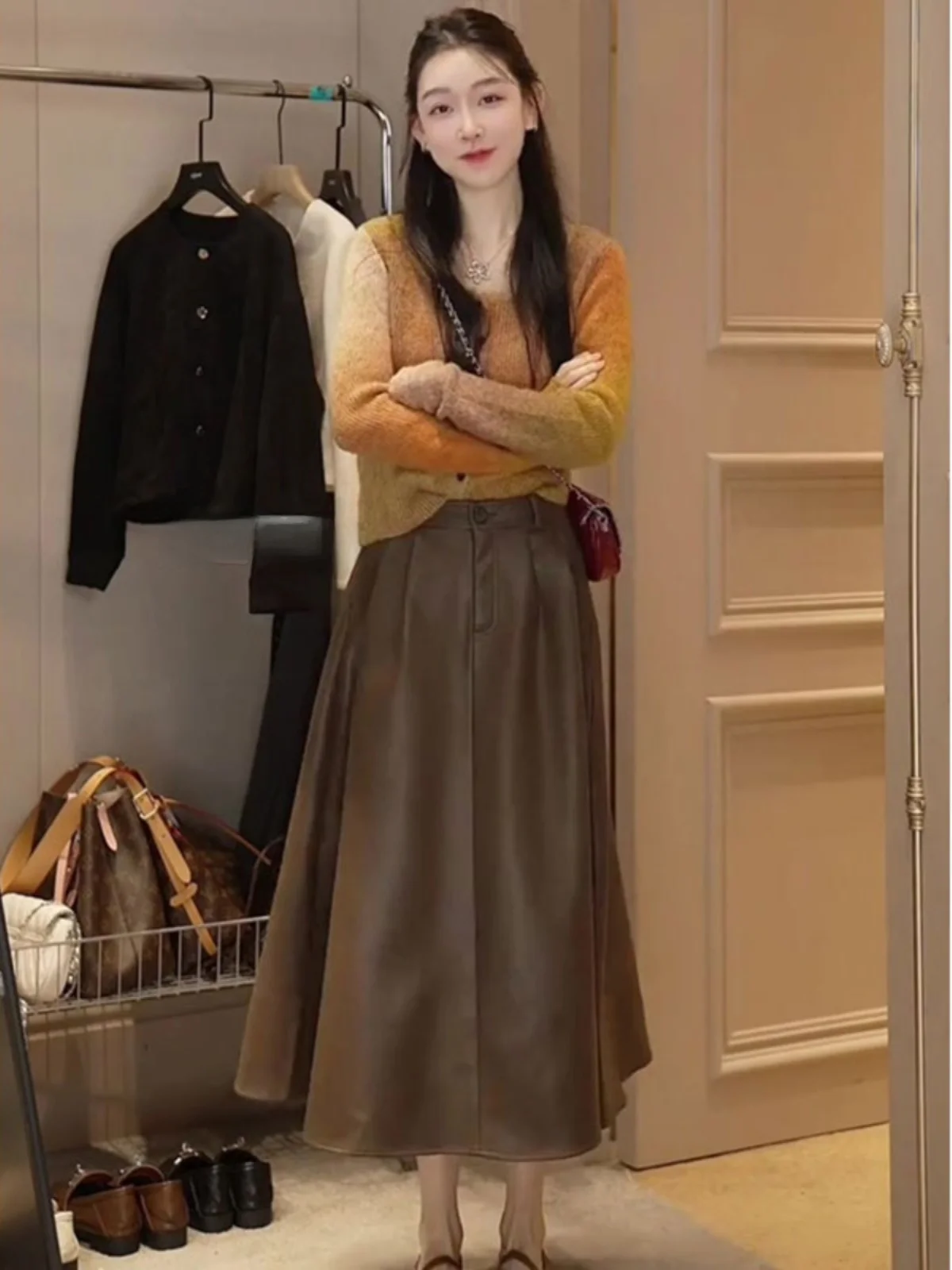 

Вязаный топ с длинными рукавами и кожаная юбка — комплект из двух предметов от Oajer Flagip Women's Store. Модный осенний наряд.