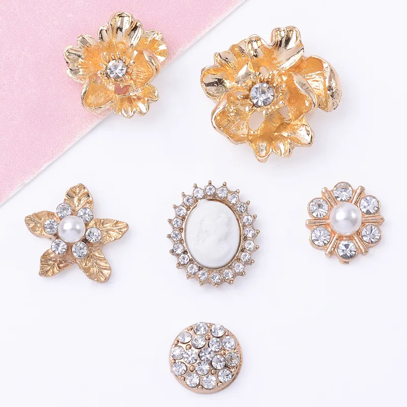 

100Pcs sets Japan and Korea small fresh five-petal flower ashion shoes headgear pearl water crystal flower plate crystal buckle