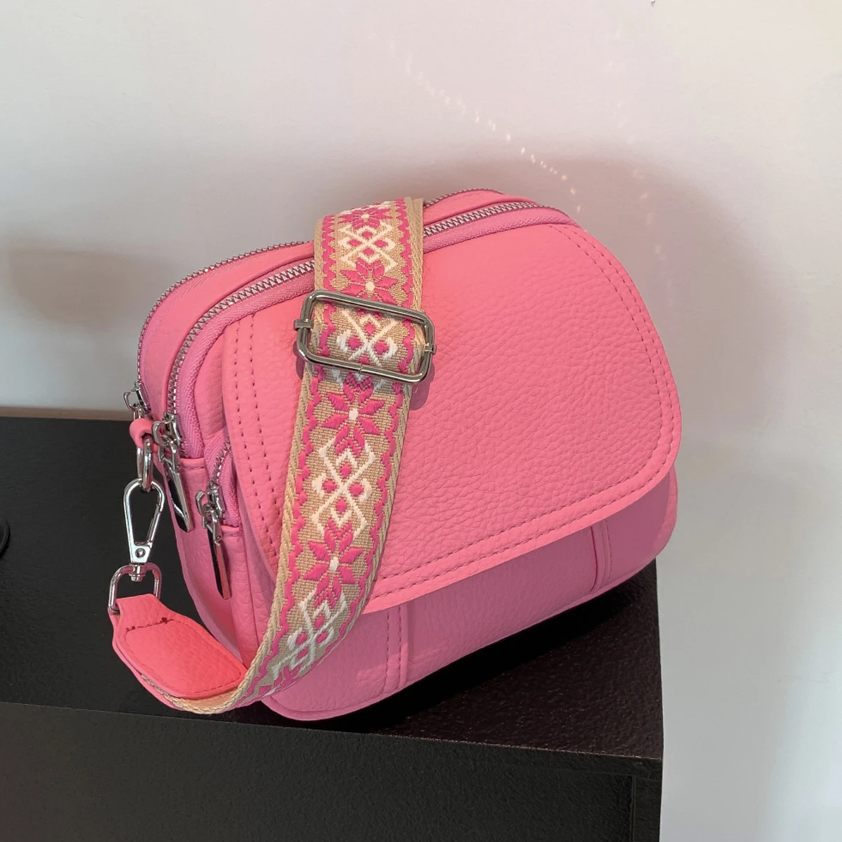 

Маленькая квадратная сумка с небольшим дизайном и простом стилем. Студенческая модная сумка для мобильного телефона. Повседневная универсальная сумка через плечо